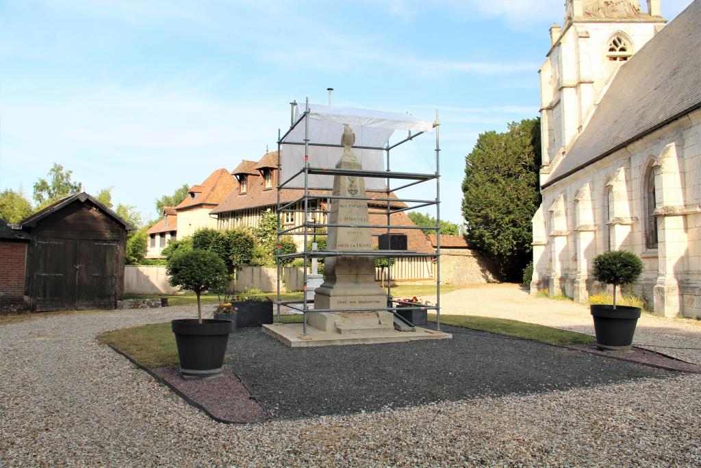 Restauration du monument aux morts et du calvaire grace à une souscription de la population du village
